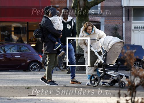 Amsterdam 5 maart 2022
 Nienke Plas en haar man Resley Stjeward en hun baby op de cornelis schuytstraat.