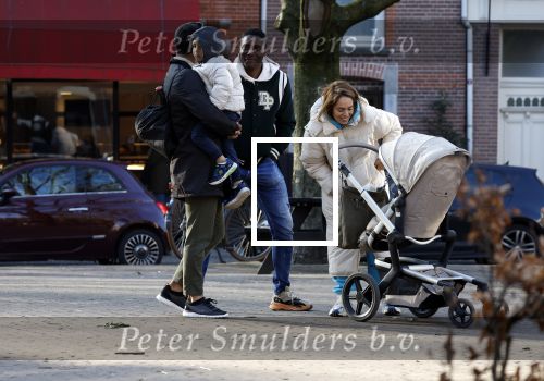 Amsterdam 5 maart 2022
 Nienke Plas en haar man Resley Stjeward en hun baby op de cornelis schuytstraat.