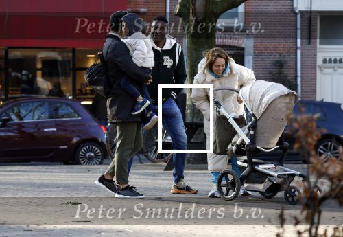 Amsterdam 5 maart 2022
 Nienke Plas en haar man Resley Stjeward en hun baby op de cornelis schuytstraat.