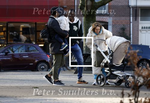 Amsterdam 5 maart 2022
 Nienke Plas en haar man Resley Stjeward en hun baby op de cornelis schuytstraat.