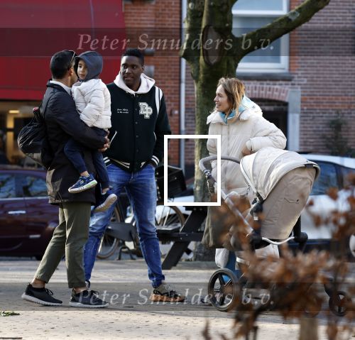 Amsterdam 5 maart 2022
 Nienke Plas en haar man Resley Stjeward en hun baby op de cornelis schuytstraat.