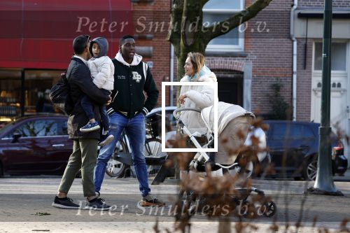 Amsterdam 5 maart 2022
 Nienke Plas en haar man Resley Stjeward en hun baby op de cornelis schuytstraat.