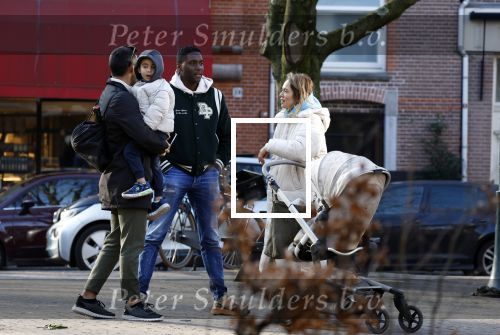 Amsterdam 5 maart 2022
 Nienke Plas en haar man Resley Stjeward en hun baby op de cornelis schuytstraat.