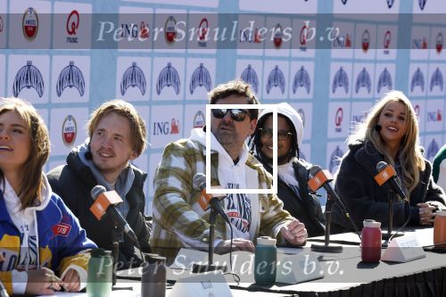 Amsterdam 8 maart 2022
Presentatie concert the streamers in het Olympisch stadion . Aanwezig oa Guus Meeuwis Suzanne en Freek Mc Snelle Maan Frank Lammers Thomas Acda Paul de Munnik Simon Keizer Nick Schilder Roel v Velzen Ronnie Flex Emma Heesters Diggie Dex Kraantje Pappie  Rolf Sanchez  en Paul de Leeuw .