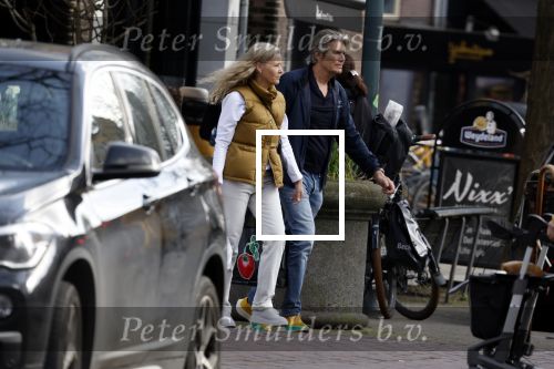 Amsterdam 14 maart 2022
Piet Boon met zijn vriendin op straat in Amsterdam zuid