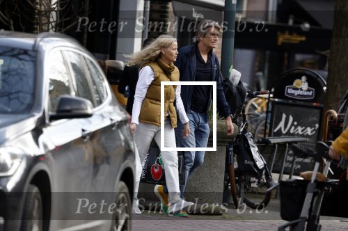 Amsterdam 14 maart 2022
Piet Boon met zijn vriendin op straat in Amsterdam zuid