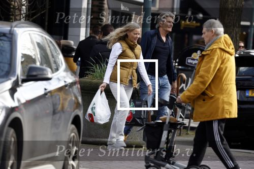 Amsterdam 14 maart 2022
Piet Boon met zijn vriendin op straat in Amsterdam zuid