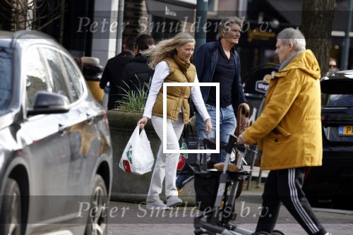 Amsterdam 14 maart 2022
Piet Boon met zijn vriendin op straat in Amsterdam zuid