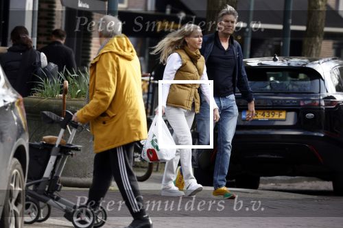 Amsterdam 14 maart 2022
Piet Boon met zijn vriendin op straat in Amsterdam zuid