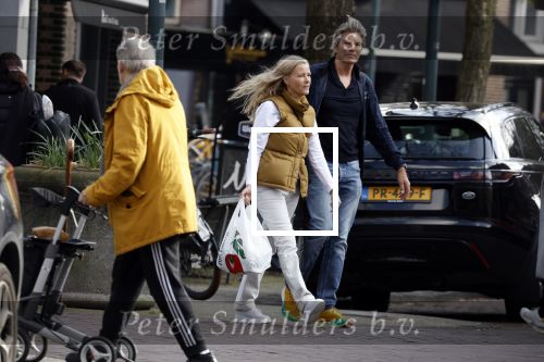 Amsterdam 14 maart 2022
Piet Boon met zijn vriendin op straat in Amsterdam zuid