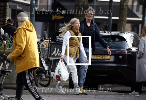 Amsterdam 14 maart 2022
Piet Boon met zijn vriendin op straat in Amsterdam zuid