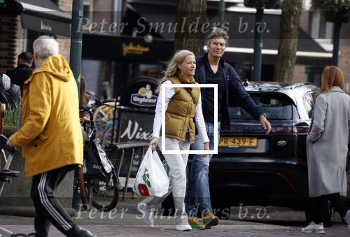 Amsterdam 14 maart 2022
Piet Boon met zijn vriendin op straat in Amsterdam zuid