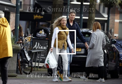 Amsterdam 14 maart 2022
Piet Boon met zijn vriendin op straat in Amsterdam zuid