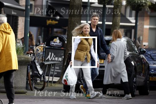 Amsterdam 14 maart 2022
Piet Boon met zijn vriendin op straat in Amsterdam zuid