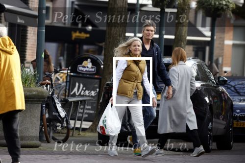 Amsterdam 14 maart 2022
Piet Boon met zijn vriendin op straat in Amsterdam zuid