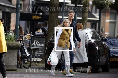 Amsterdam 14 maart 2022
Piet Boon met zijn vriendin op straat in Amsterdam zuid