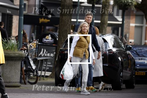 Amsterdam 14 maart 2022
Piet Boon met zijn vriendin op straat in Amsterdam zuid