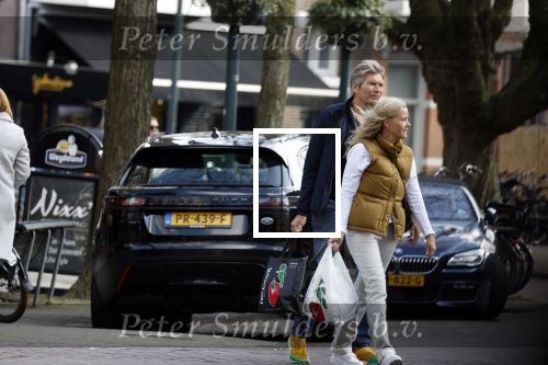 Amsterdam 14 maart 2022
Piet Boon met zijn vriendin op straat in Amsterdam zuid