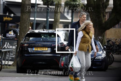Amsterdam 14 maart 2022
Piet Boon met zijn vriendin op straat in Amsterdam zuid