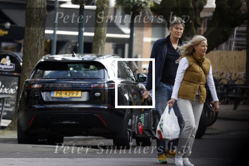 Amsterdam 14 maart 2022
Piet Boon met zijn vriendin op straat in Amsterdam zuid