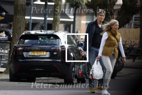 Amsterdam 14 maart 2022
Piet Boon met zijn vriendin op straat in Amsterdam zuid