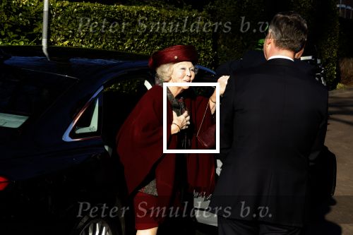 Laren 8 maart 2022
Prinses Beatrix opent een nieuwe gedeelte van het Singer museum in Laren . Prinses Beatrix arriveeert in haar nieuwe verlengde Audi A8 Hybride.
