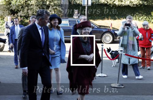 Laren 8 maart 2022
Prinses Beatrix opent een nieuwe gedeelte van het Singer museum in Laren . Prinses Beatrix arriveeert in haar nieuwe verlengde Audi A8 Hybride.