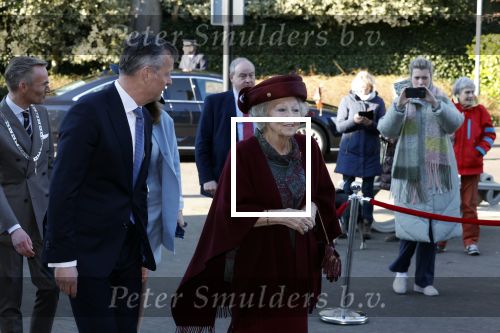 Laren 8 maart 2022
Prinses Beatrix opent een nieuwe gedeelte van het Singer museum in Laren . Prinses Beatrix arriveeert in haar nieuwe verlengde Audi A8 Hybride.