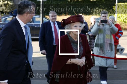 Laren 8 maart 2022
Prinses Beatrix opent een nieuwe gedeelte van het Singer museum in Laren . Prinses Beatrix arriveeert in haar nieuwe verlengde Audi A8 Hybride.