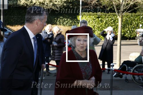 Laren 8 maart 2022
Prinses Beatrix opent een nieuwe gedeelte van het Singer museum in Laren . Prinses Beatrix arriveeert in haar nieuwe verlengde Audi A8 Hybride.