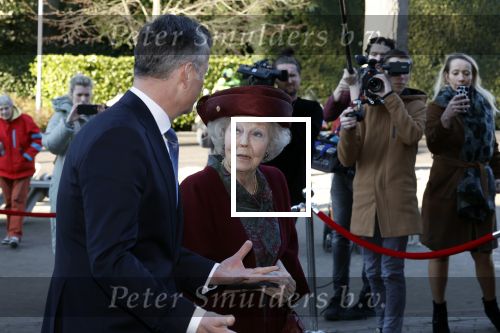 Laren 8 maart 2022
Prinses Beatrix opent een nieuwe gedeelte van het Singer museum in Laren . Prinses Beatrix arriveeert in haar nieuwe verlengde Audi A8 Hybride.