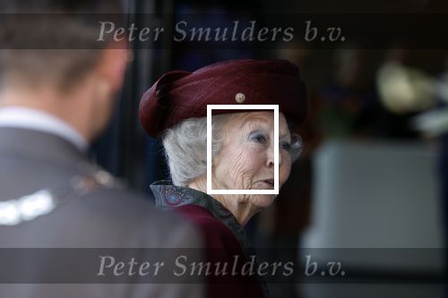 Laren 8 maart 2022
Prinses Beatrix opent een nieuwe gedeelte van het Singer museum in Laren . Prinses Beatrix arriveeert in haar nieuwe verlengde Audi A8 Hybride.