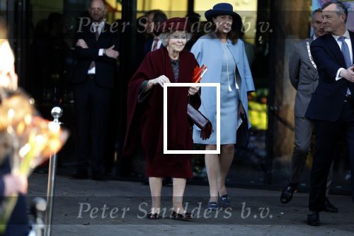 Laren 8 maart 2022
Prinses Beatrix opent een nieuwe gedeelte van het Singer museum in Laren . Prinses Beatrix arriveeert in haar nieuwe verlengde Audi A8 Hybride.