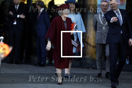 Laren 8 maart 2022
Prinses Beatrix opent een nieuwe gedeelte van het Singer museum in Laren . Prinses Beatrix arriveeert in haar nieuwe verlengde Audi A8 Hybride.