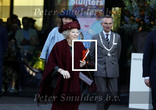 Laren 8 maart 2022
Prinses Beatrix opent een nieuwe gedeelte van het Singer museum in Laren . Prinses Beatrix arriveeert in haar nieuwe verlengde Audi A8 Hybride.