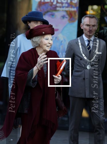 Laren 8 maart 2022
Prinses Beatrix opent een nieuwe gedeelte van het Singer museum in Laren . Prinses Beatrix arriveeert in haar nieuwe verlengde Audi A8 Hybride.