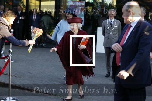 Laren 8 maart 2022
Prinses Beatrix opent een nieuwe gedeelte van het Singer museum in Laren . Prinses Beatrix arriveeert in haar nieuwe verlengde Audi A8 Hybride.