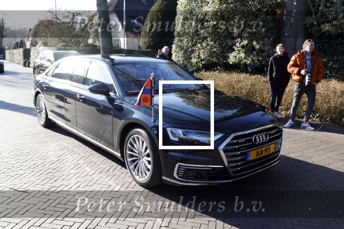 Laren 8 maart 2022
Prinses Beatrix opent een nieuwe gedeelte van het Singer museum in Laren . Prinses Beatrix arriveeert in haar nieuwe verlengde Audi A8 Hybride.