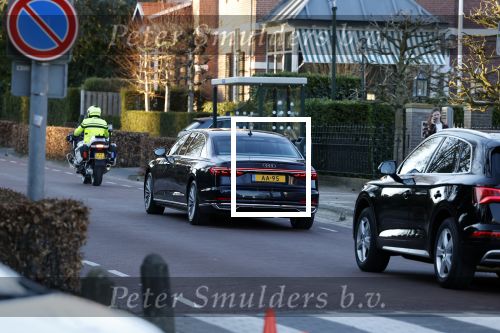 Laren 8 maart 2022
Prinses Beatrix opent een nieuwe gedeelte van het Singer museum in Laren . Prinses Beatrix arriveeert in haar nieuwe verlengde Audi A8 Hybride.