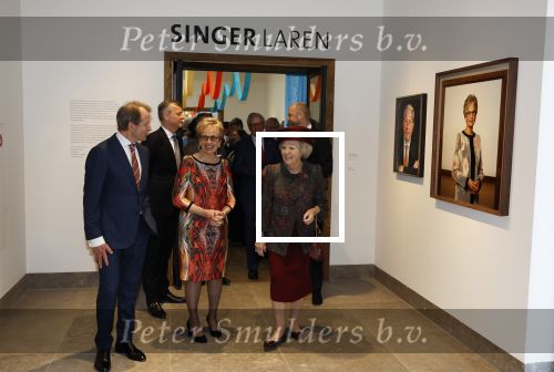 Laren 8 maart 2022
Prinses Beatrix opent een nieuwe gedeelte van het Singer museum in Laren . Prinses Beatrix arriveeert in haar nieuwe verlengde Audi A8 Hybride. prinses Beatrix wordt rond geleid door Els Blokker
