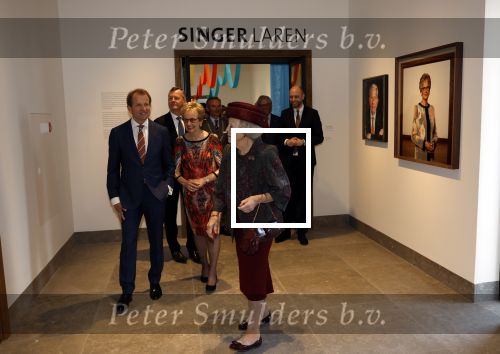 Laren 8 maart 2022
Prinses Beatrix opent een nieuwe gedeelte van het Singer museum in Laren . Prinses Beatrix arriveeert in haar nieuwe verlengde Audi A8 Hybride. prinses Beatrix wordt rond geleid door Els Blokker