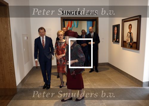 Laren 8 maart 2022
Prinses Beatrix opent een nieuwe gedeelte van het Singer museum in Laren . Prinses Beatrix arriveeert in haar nieuwe verlengde Audi A8 Hybride. prinses Beatrix wordt rond geleid door Els Blokker