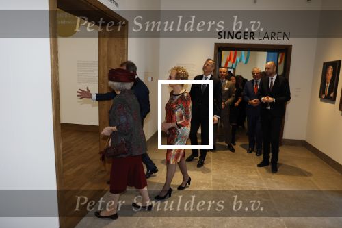 Laren 8 maart 2022
Prinses Beatrix opent een nieuwe gedeelte van het Singer museum in Laren . Prinses Beatrix arriveeert in haar nieuwe verlengde Audi A8 Hybride. prinses Beatrix wordt rond geleid door Els Blokker