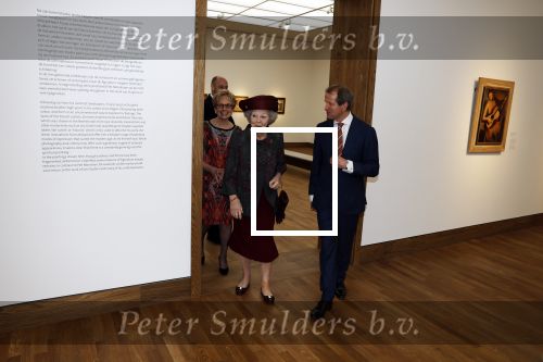 Laren 8 maart 2022
Prinses Beatrix opent een nieuwe gedeelte van het Singer museum in Laren . Prinses Beatrix arriveeert in haar nieuwe verlengde Audi A8 Hybride. prinses Beatrix wordt rond geleid door Els Blokker