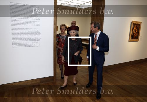 Laren 8 maart 2022
Prinses Beatrix opent een nieuwe gedeelte van het Singer museum in Laren . Prinses Beatrix arriveeert in haar nieuwe verlengde Audi A8 Hybride. prinses Beatrix wordt rond geleid door Els Blokker