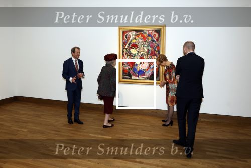 Laren 8 maart 2022
Prinses Beatrix opent een nieuwe gedeelte van het Singer museum in Laren . Prinses Beatrix arriveeert in haar nieuwe verlengde Audi A8 Hybride. prinses Beatrix wordt rond geleid door Els Blokker