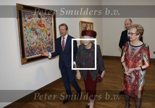 Laren 8 maart 2022
Prinses Beatrix opent een nieuwe gedeelte van het Singer museum in Laren . Prinses Beatrix arriveeert in haar nieuwe verlengde Audi A8 Hybride. prinses Beatrix wordt rond geleid door Els Blokker