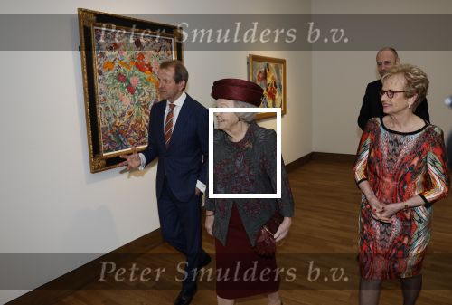 Laren 8 maart 2022
Prinses Beatrix opent een nieuwe gedeelte van het Singer museum in Laren . Prinses Beatrix arriveeert in haar nieuwe verlengde Audi A8 Hybride. prinses Beatrix wordt rond geleid door Els Blokker