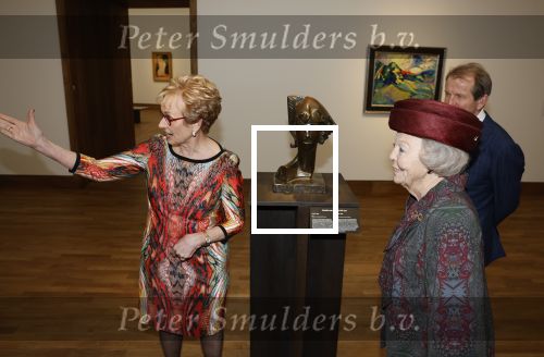 Laren 8 maart 2022
Prinses Beatrix opent een nieuwe gedeelte van het Singer museum in Laren . Prinses Beatrix arriveeert in haar nieuwe verlengde Audi A8 Hybride. prinses Beatrix wordt rond geleid door Els Blokker