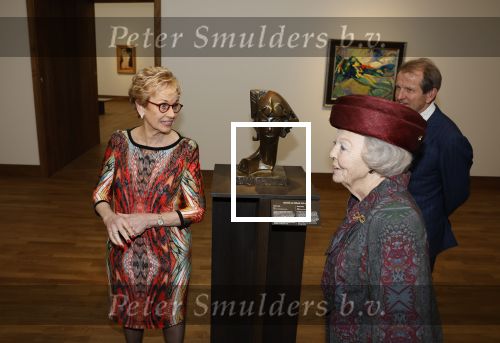 Laren 8 maart 2022
Prinses Beatrix opent een nieuwe gedeelte van het Singer museum in Laren . Prinses Beatrix arriveeert in haar nieuwe verlengde Audi A8 Hybride. prinses Beatrix wordt rond geleid door Els Blokker